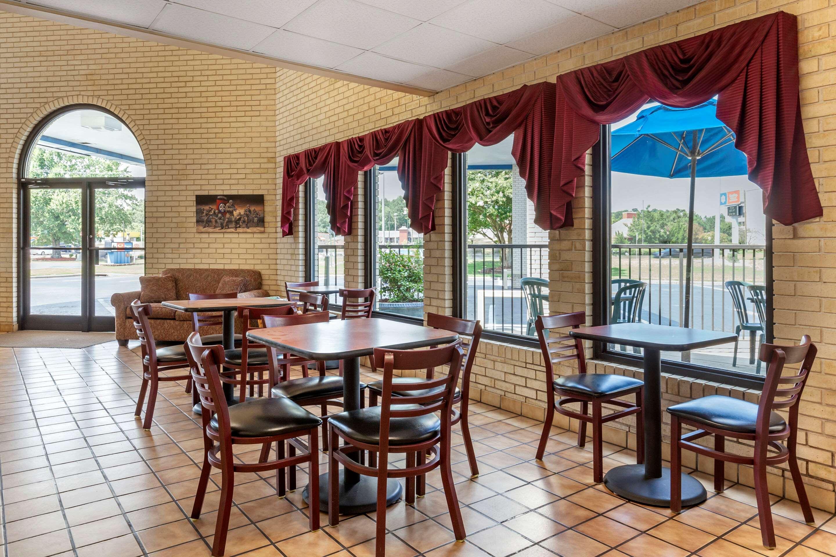 Econo Lodge Fayetteville Εξωτερικό φωτογραφία
